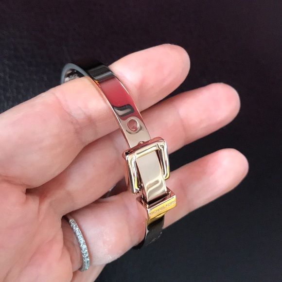 MICHAEL KORS BOXED ROSE GOLD BELT BANGLE BRACELET. - Picture 5 of 8